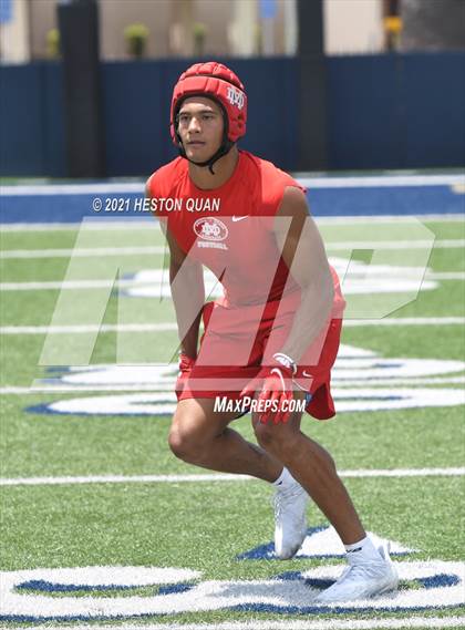 Thumbnail 2 in Mater Dei vs. Centennial  (Brave 8 Invitational) photogallery.