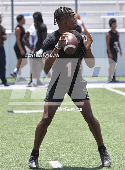 Thumbnail 1 in Mater Dei vs. Centennial  (Brave 8 Invitational) photogallery.