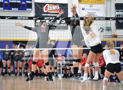 Thumbnail 1 in Torrey Pines vs. Mater Dei (Durango Fall Classic) photogallery.