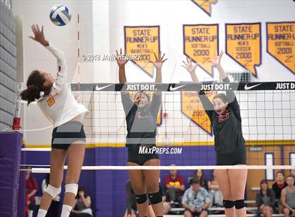 Thumbnail 3 in Torrey Pines vs. Mater Dei (Durango Fall Classic) photogallery.