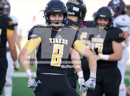 Thumbnail 1 in Sealy vs. Boerne (UIL 4A Area Playoff) photogallery.