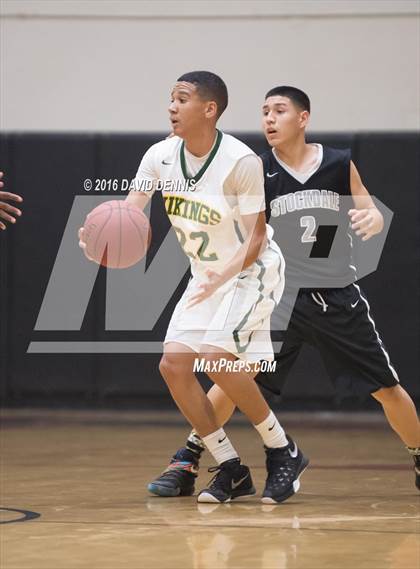 Thumbnail 2 in West vs. Stockdale photogallery.