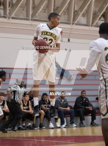 Thumbnail 3 in West vs. Stockdale photogallery.