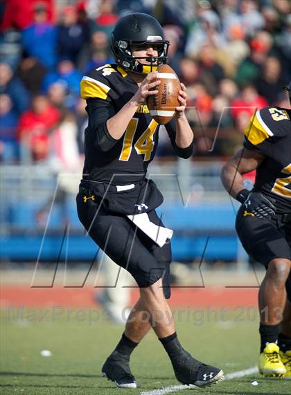Thumbnail 2 in St. Anthony's vs. Chaminade (CHSFL Class AAA Final) photogallery.