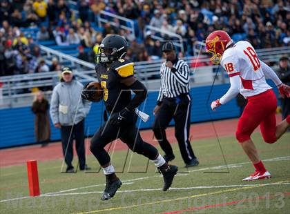 Thumbnail 3 in St. Anthony's vs. Chaminade (CHSFL Class AAA Final) photogallery.