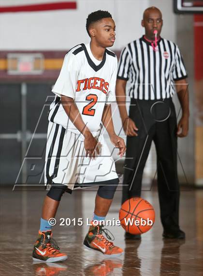 Thumbnail 3 in Edgemont vs Tuckahoe (Coaches vs Cancer Super Classic) photogallery.