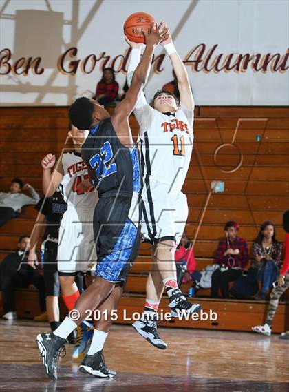 Thumbnail 2 in Edgemont vs Tuckahoe (Coaches vs Cancer Super Classic) photogallery.