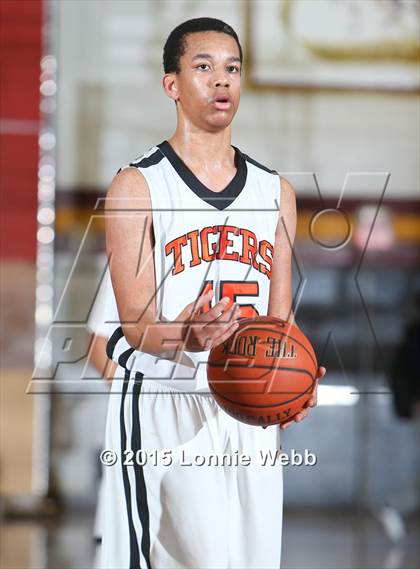 Thumbnail 3 in Edgemont vs Tuckahoe (Coaches vs Cancer Super Classic) photogallery.