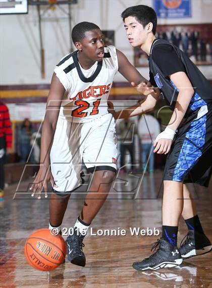 Thumbnail 3 in Edgemont vs Tuckahoe (Coaches vs Cancer Super Classic) photogallery.