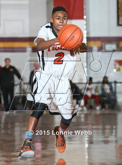 Thumbnail 3 in Edgemont vs Tuckahoe (Coaches vs Cancer Super Classic) photogallery.