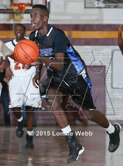 Thumbnail 3 in Edgemont vs Tuckahoe (Coaches vs Cancer Super Classic) photogallery.