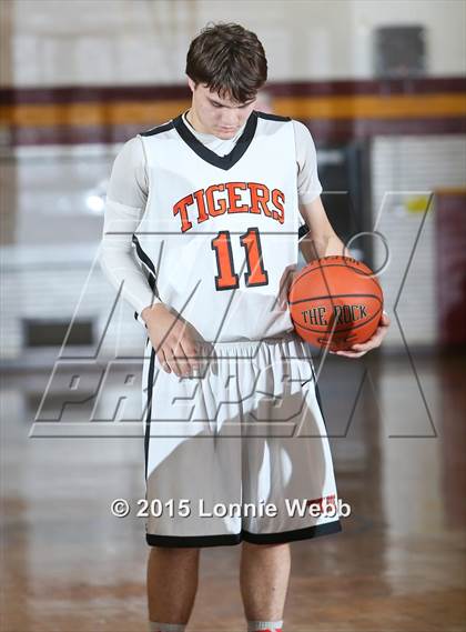 Thumbnail 3 in Edgemont vs Tuckahoe (Coaches vs Cancer Super Classic) photogallery.