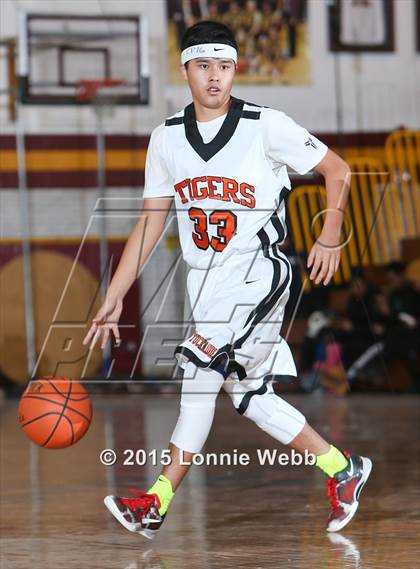 Thumbnail 3 in Edgemont vs Tuckahoe (Coaches vs Cancer Super Classic) photogallery.