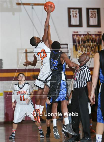 Thumbnail 2 in Edgemont vs Tuckahoe (Coaches vs Cancer Super Classic) photogallery.