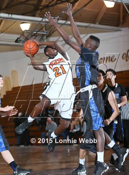 Thumbnail 1 in Edgemont vs Tuckahoe (Coaches vs Cancer Super Classic) photogallery.