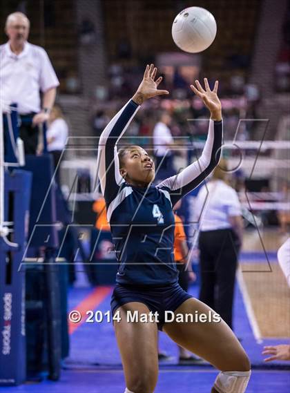 Thumbnail 3 in Montrose vs. Valor Christian (CHSAA 4A Playoff) photogallery.