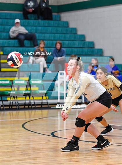 Thumbnail 1 in D'Hanis vs Round Top-Carmine (UIL 1A Region IV Semifinal) photogallery.