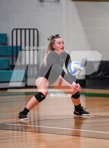 Thumbnail 1 in D'Hanis vs Round Top-Carmine (UIL 1A Region IV Semifinal) photogallery.