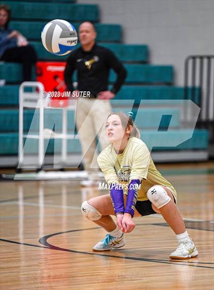 Thumbnail 3 in D'Hanis vs Round Top-Carmine (UIL 1A Region IV Semifinal) photogallery.