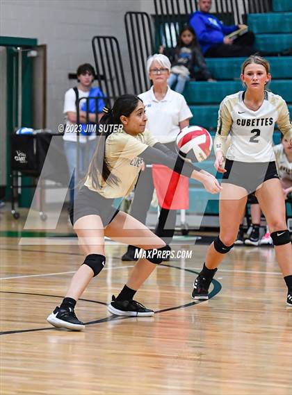 Thumbnail 2 in D'Hanis vs Round Top-Carmine (UIL 1A Region IV Semifinal) photogallery.