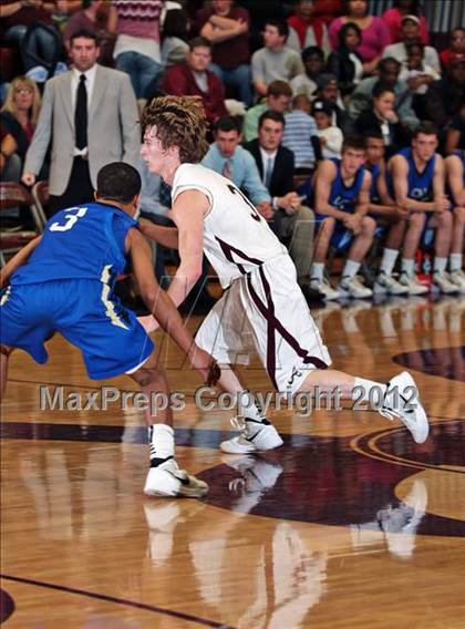 Thumbnail 1 in Christian Academy of Knoxville vs. Alcoa (Region 2-AA Semifinal) photogallery.