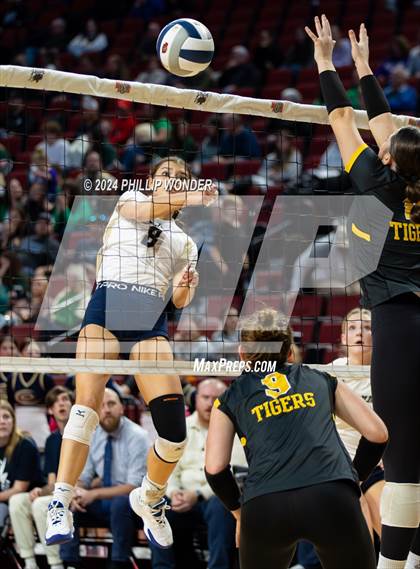 Thumbnail 3 in Fremont vs. Elkhorn South photogallery.