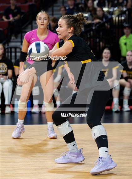 Thumbnail 3 in Fremont vs. Elkhorn South photogallery.