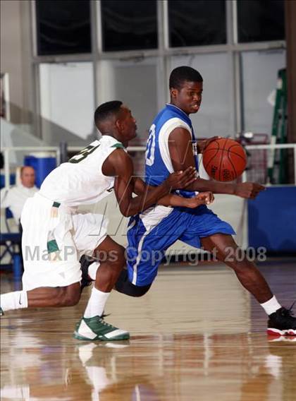 Thumbnail 2 in Chavez vs. De Soto (McDonald's Texas Invitational) photogallery.