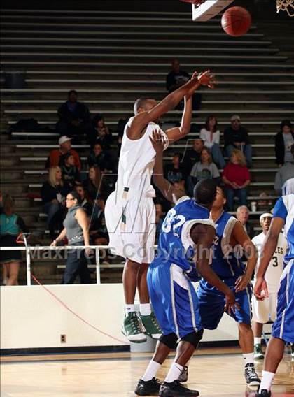 Thumbnail 3 in Chavez vs. De Soto (McDonald's Texas Invitational) photogallery.