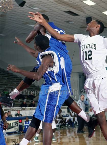 Thumbnail 2 in Chavez vs. De Soto (McDonald's Texas Invitational) photogallery.