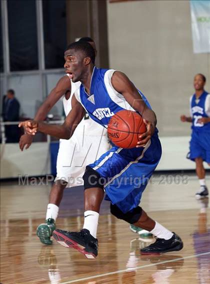 Thumbnail 1 in Chavez vs. De Soto (McDonald's Texas Invitational) photogallery.