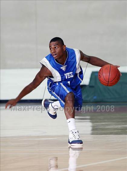 Thumbnail 2 in Chavez vs. De Soto (McDonald's Texas Invitational) photogallery.