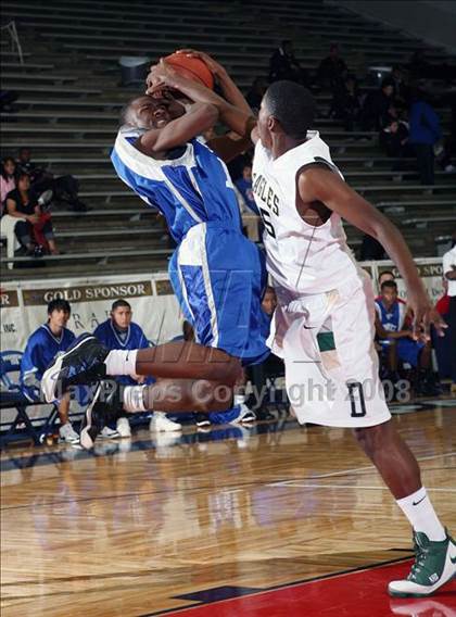 Thumbnail 2 in Chavez vs. De Soto (McDonald's Texas Invitational) photogallery.