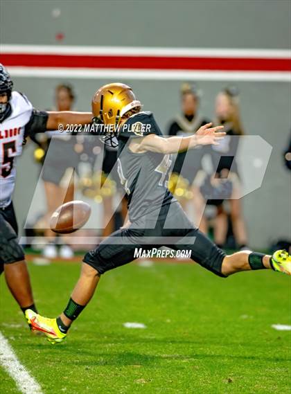 Thumbnail 3 in Shelby vs. Wallace-Rose Hill (NCHSAA 2A Final) photogallery.