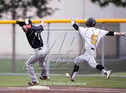 Thumbnail 2 in Crandall vs. Spring Hill (UIL 4A Region II Area Playoff) photogallery.