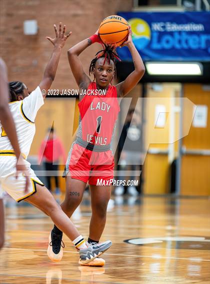 Thumbnail 2 in Red Springs vs Fairmont (Robeson County Shootout) photogallery.