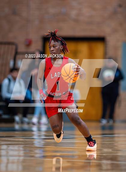 Thumbnail 2 in Red Springs vs Fairmont (Robeson County Shootout) photogallery.