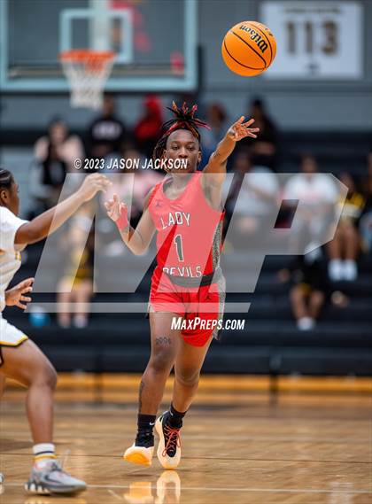 Thumbnail 2 in Red Springs vs Fairmont (Robeson County Shootout) photogallery.