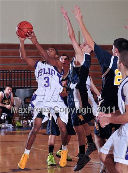 Thumbnail 1 in Islip Booster Club Holiday Tournament photogallery.