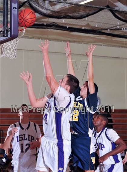Thumbnail 1 in Islip Booster Club Holiday Tournament photogallery.