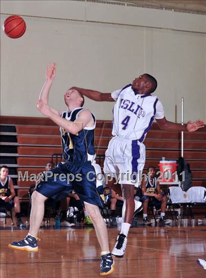 Thumbnail 3 in Islip Booster Club Holiday Tournament photogallery.