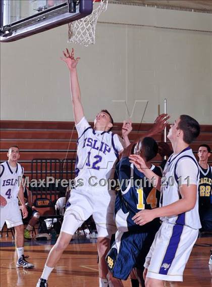 Thumbnail 2 in Islip Booster Club Holiday Tournament photogallery.