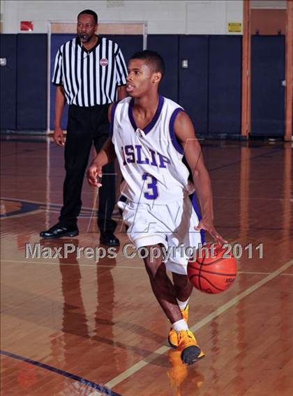 Thumbnail 3 in Islip Booster Club Holiday Tournament photogallery.