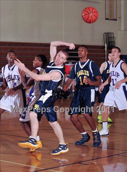 Thumbnail 1 in Islip Booster Club Holiday Tournament photogallery.