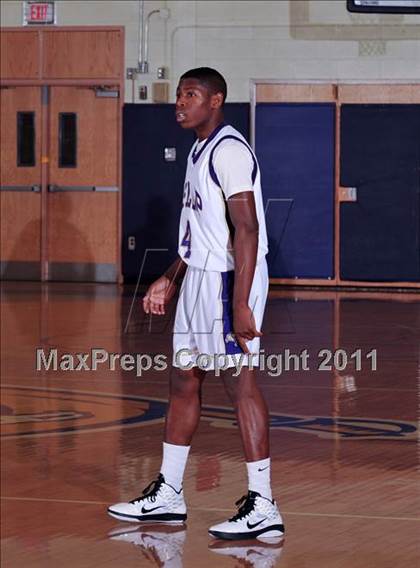 Thumbnail 1 in Islip Booster Club Holiday Tournament photogallery.