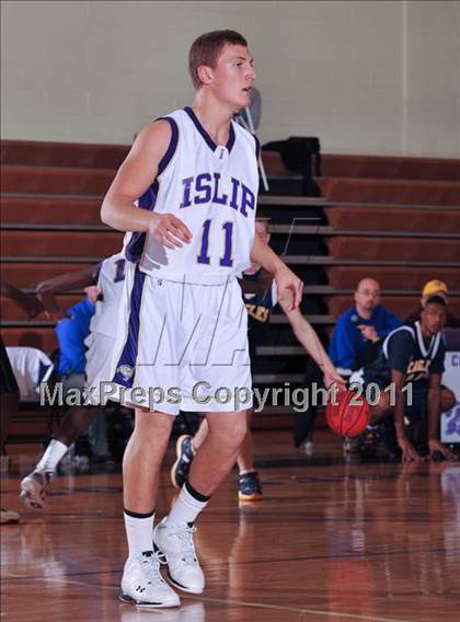 Thumbnail 1 in Islip Booster Club Holiday Tournament photogallery.