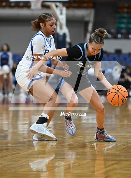 Thumbnail 3 in Riverdale Ridge vs. Highlands Ranch (CHSAA 6A Great 8) photogallery.