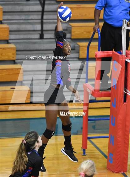 Thumbnail 2 in Riverside Academy @ Metairie Park Country Day (LHSAA Playoffs) photogallery.