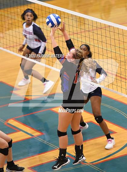 Thumbnail 3 in Riverside Academy @ Metairie Park Country Day (LHSAA Playoffs) photogallery.