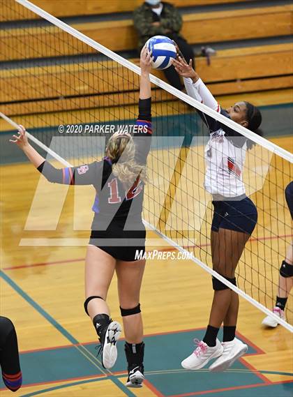 Thumbnail 1 in Riverside Academy @ Metairie Park Country Day (LHSAA Playoffs) photogallery.